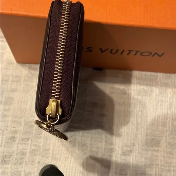 Gucci Brown Embossed Leather Zip-Around Wallet - Picture 5 of 8